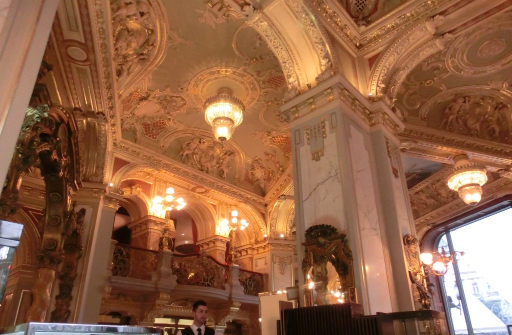 豪華絢爛なブダペスト「ニューヨークカフェ」の中の様子