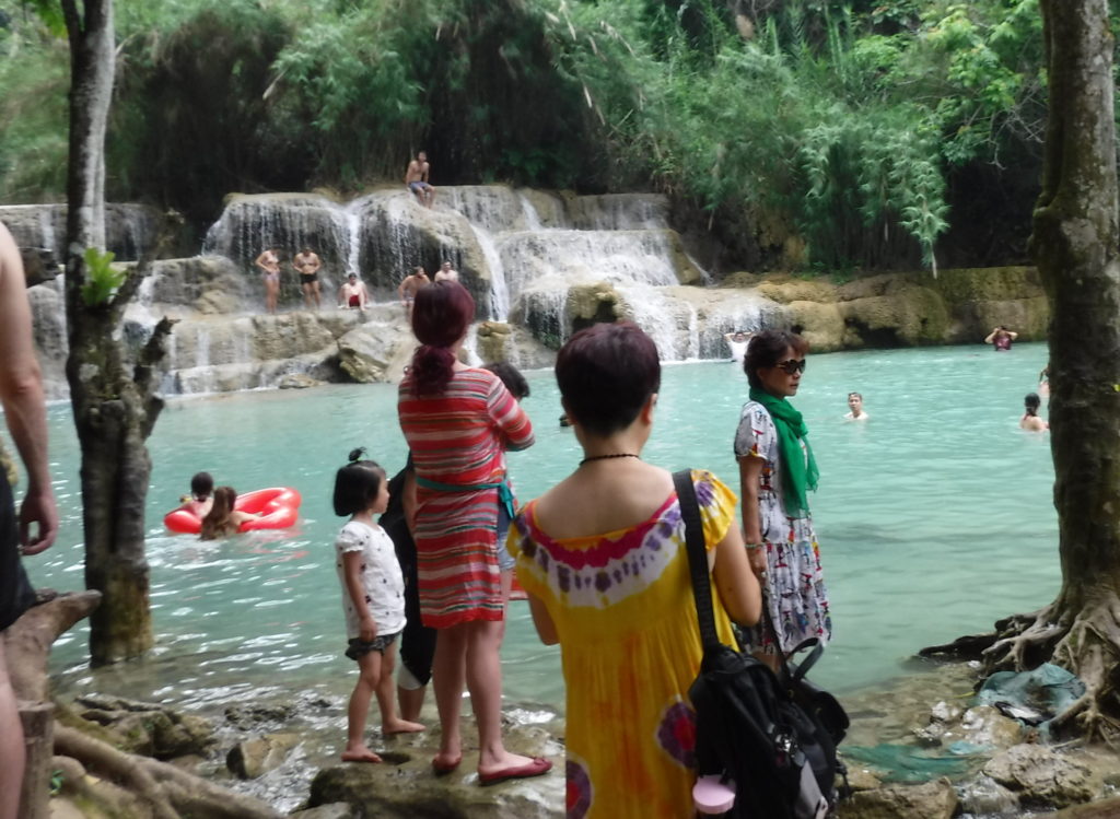 ラオス・ルアンパバーン「クアンシーの滝」泳ぐ人達