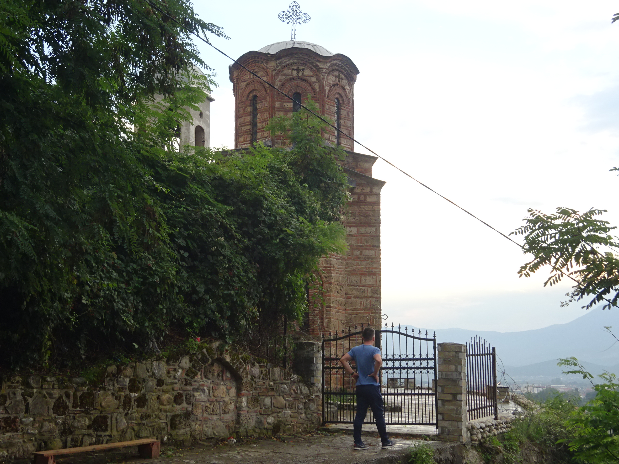 プリズレンの観光で見た「プリズレン要塞」に行く途中の教会