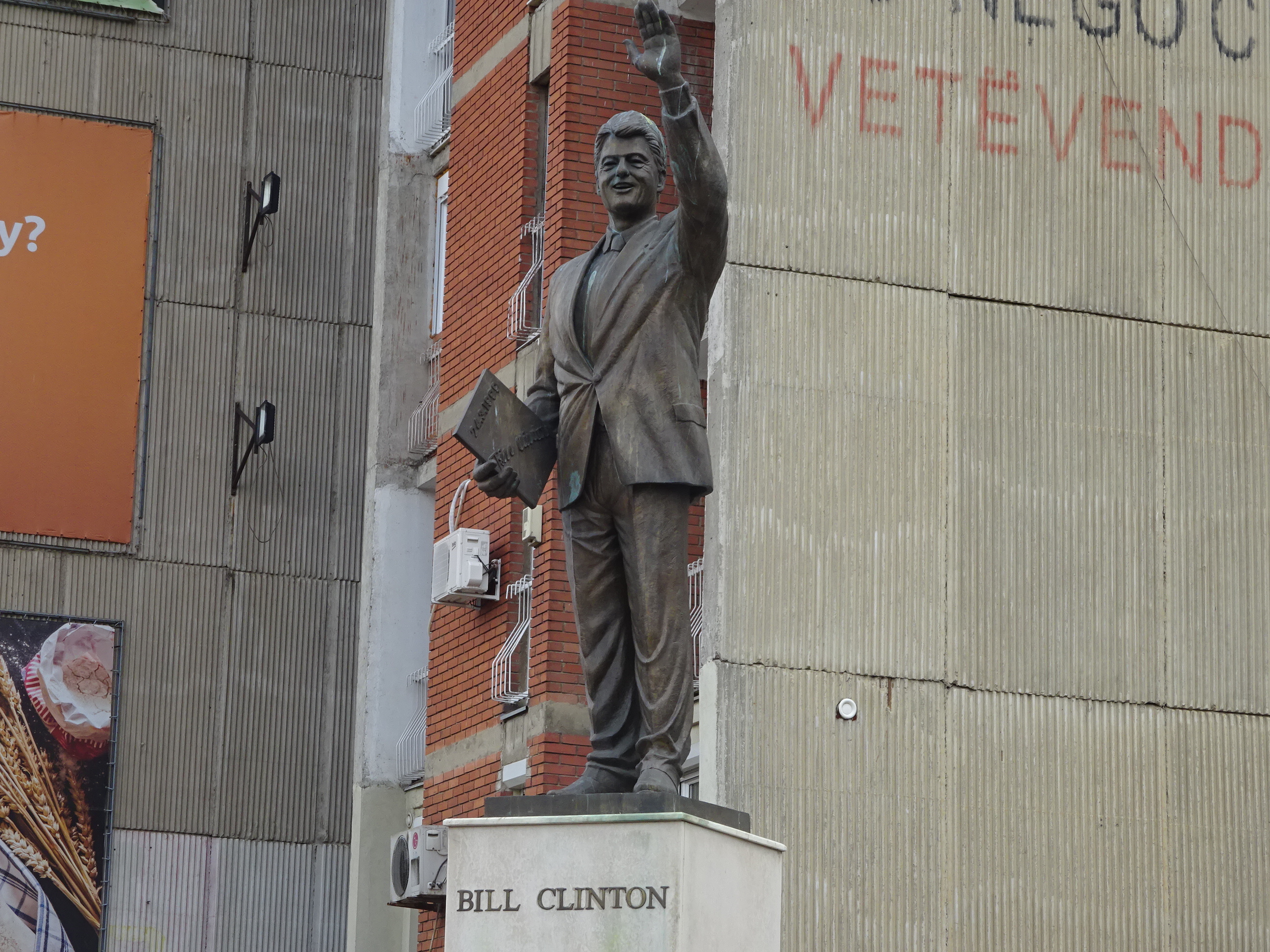 コソボの首都プリシュティナ観光スポット・その１「クリントン像」