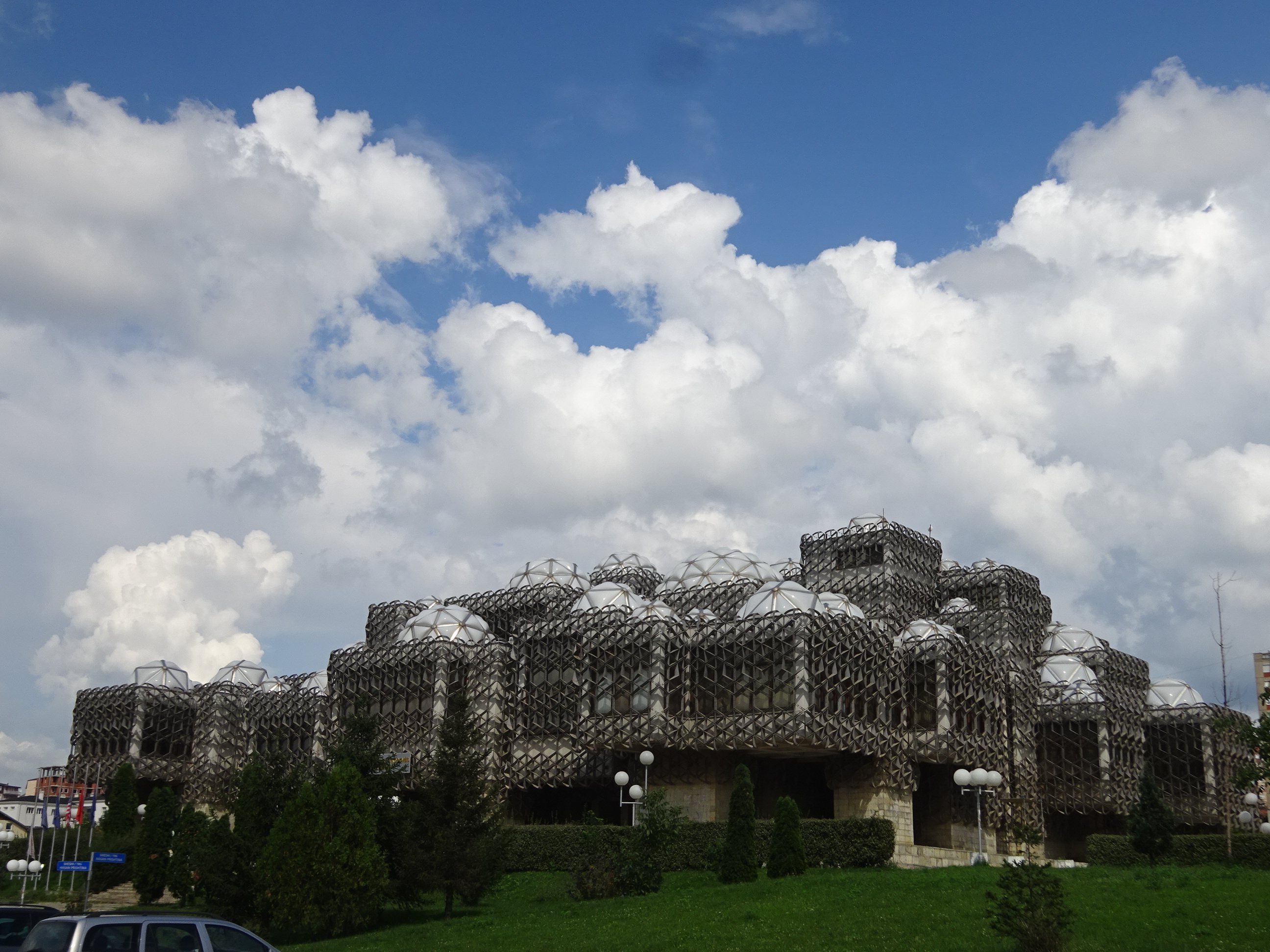 コソボの首都プリシュティナ観光スポット「国立図書館」