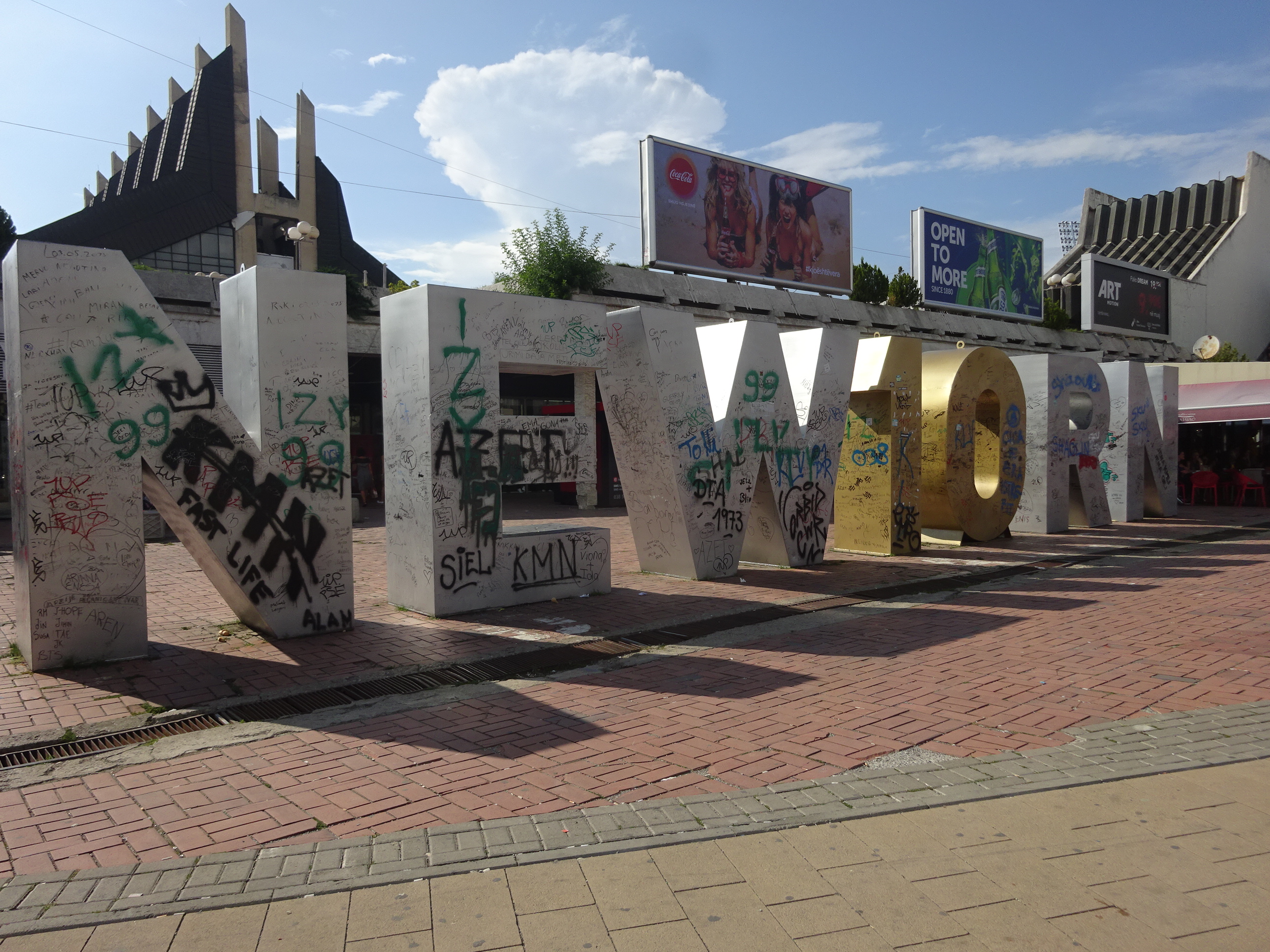 コソボ独立１０周年のニューボーンのモニュメント