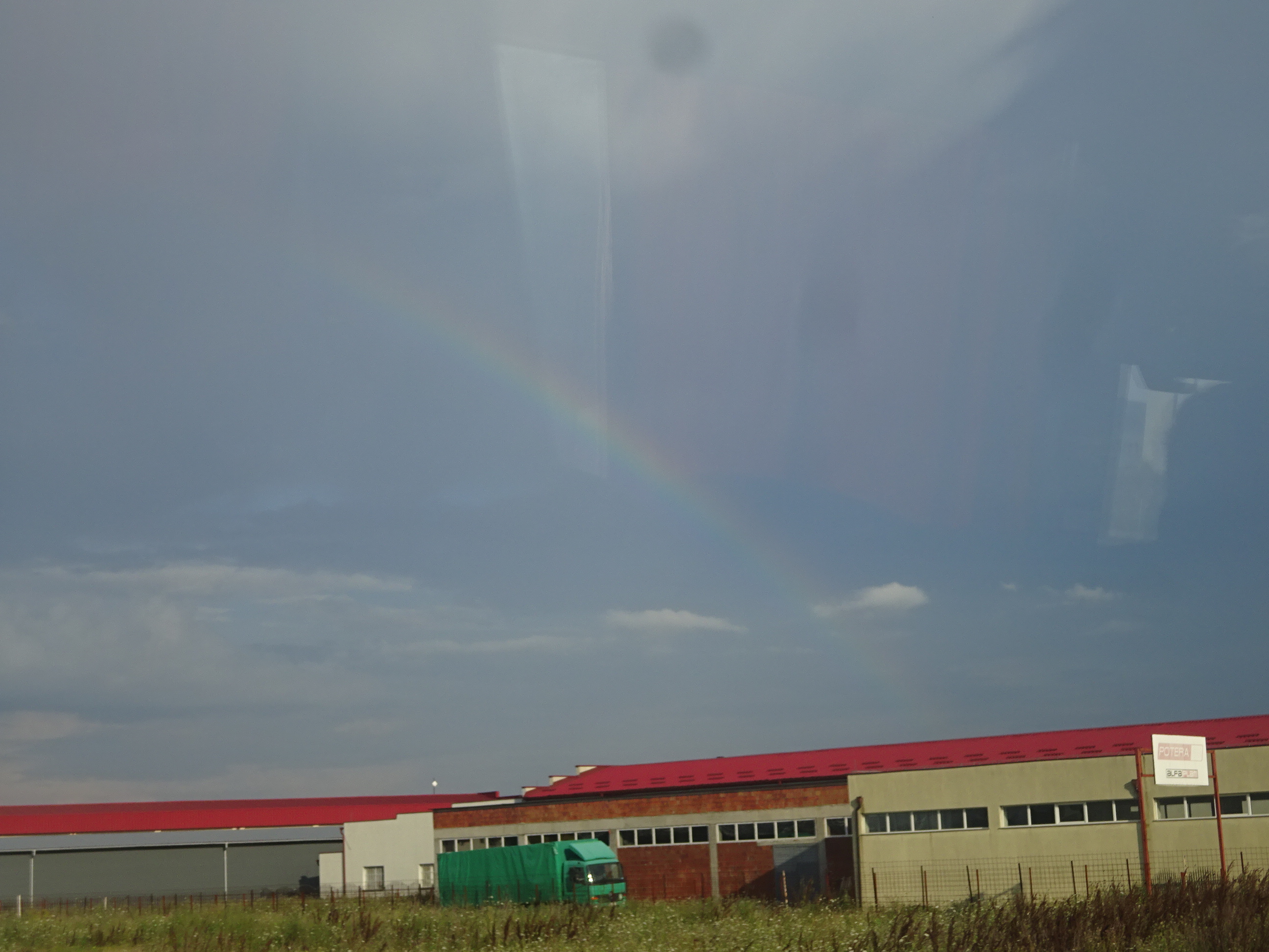 コソボの首都プリシュティナでバスから見えた虹