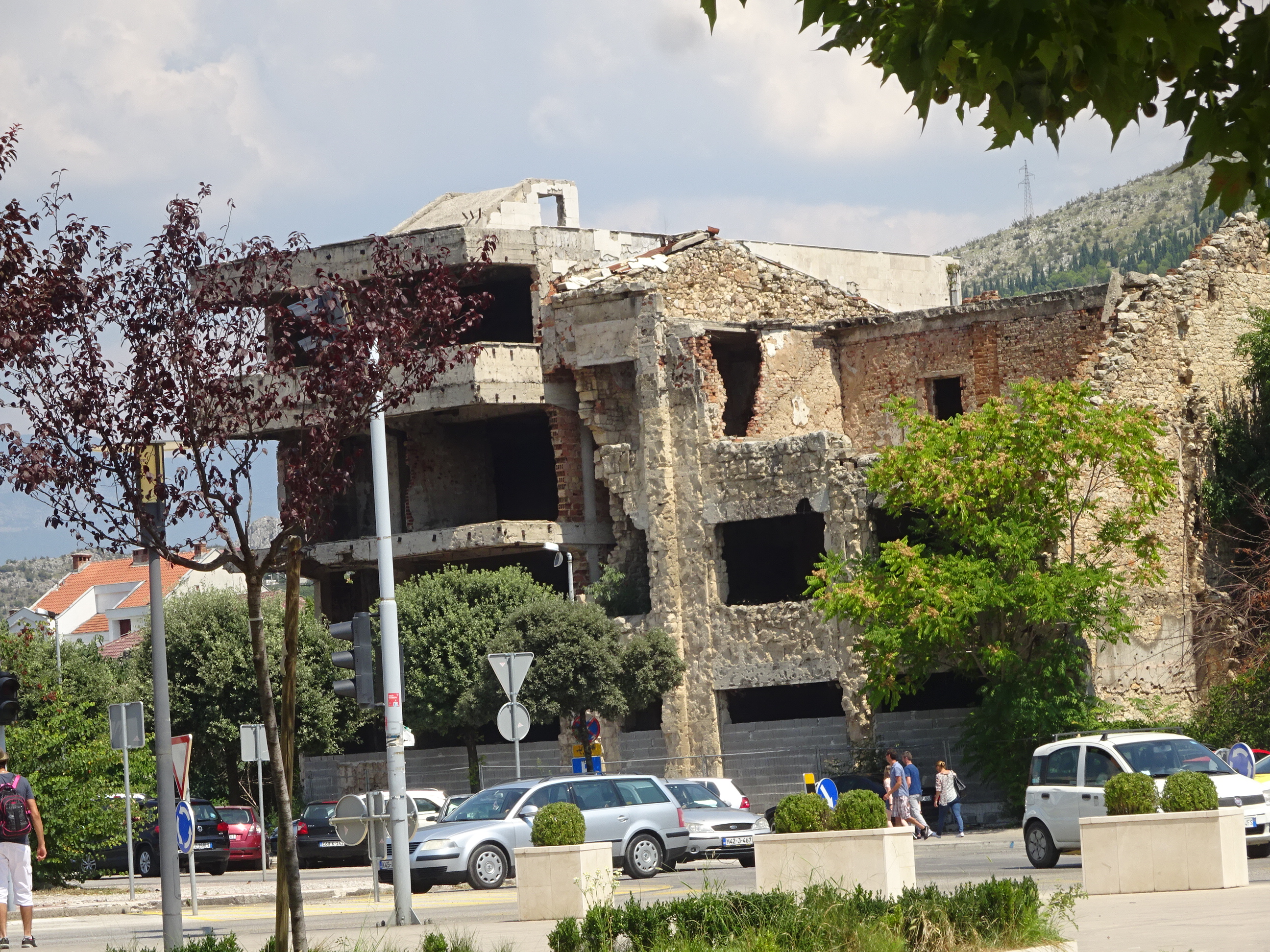 民族紛争によって破壊されたモスタルの建物