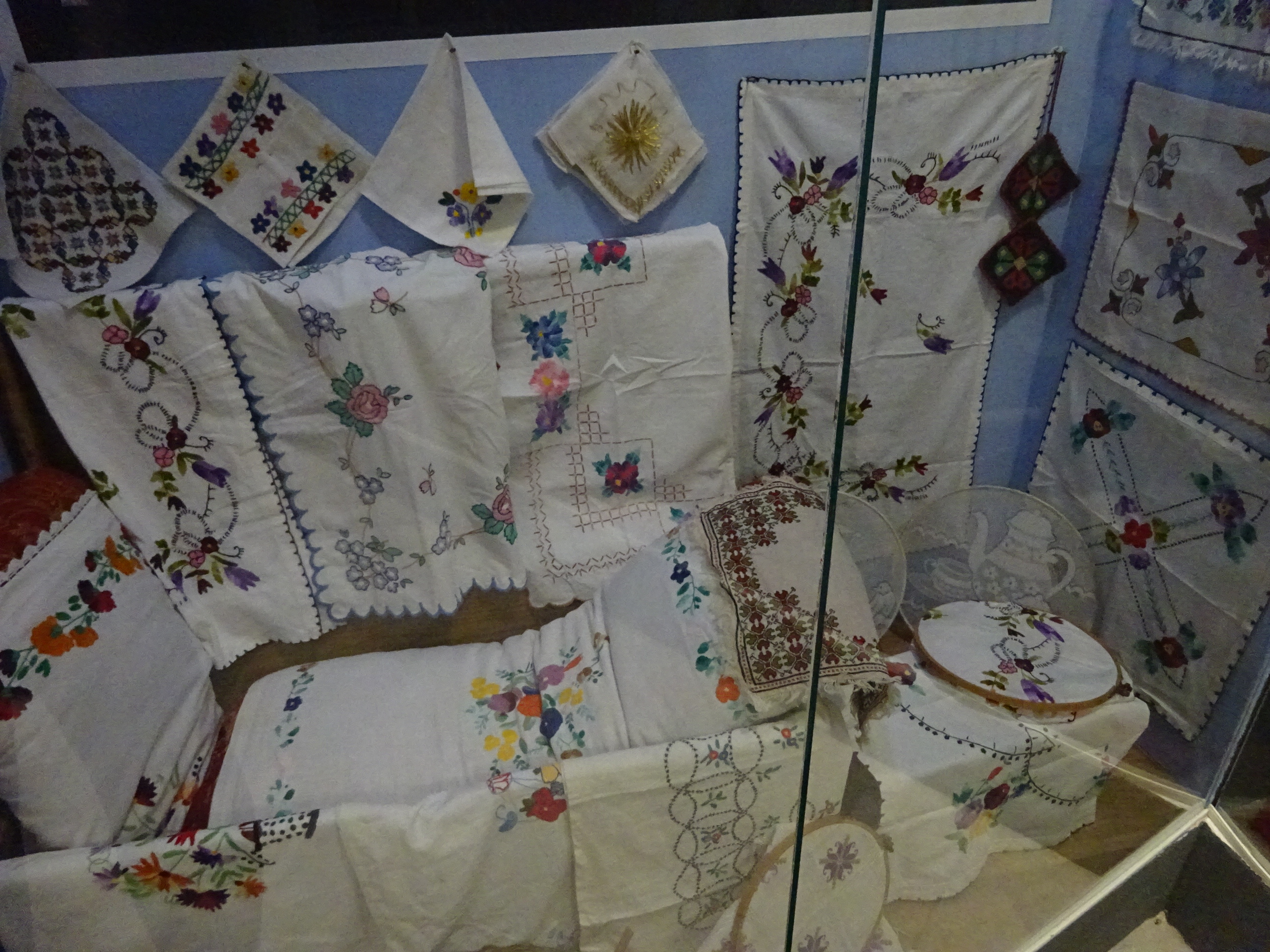 モスタルの博物館「BosnaSeum」刺繍の展示品