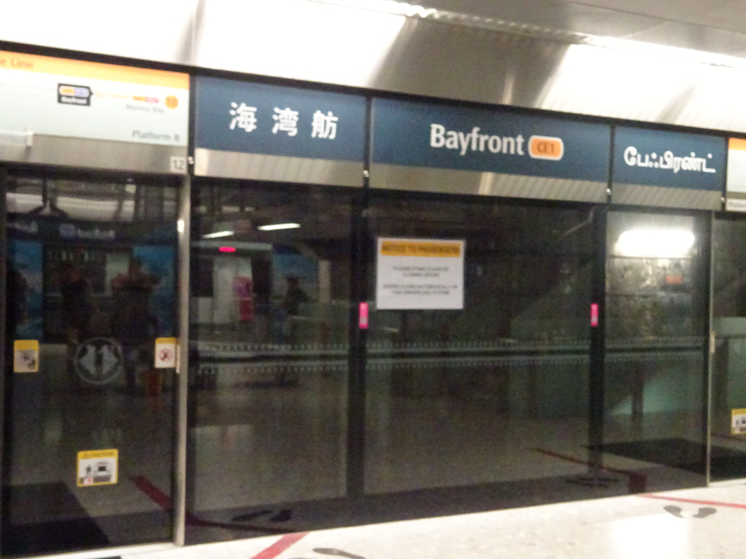 シンガポールの地下鉄の駅の案内表示