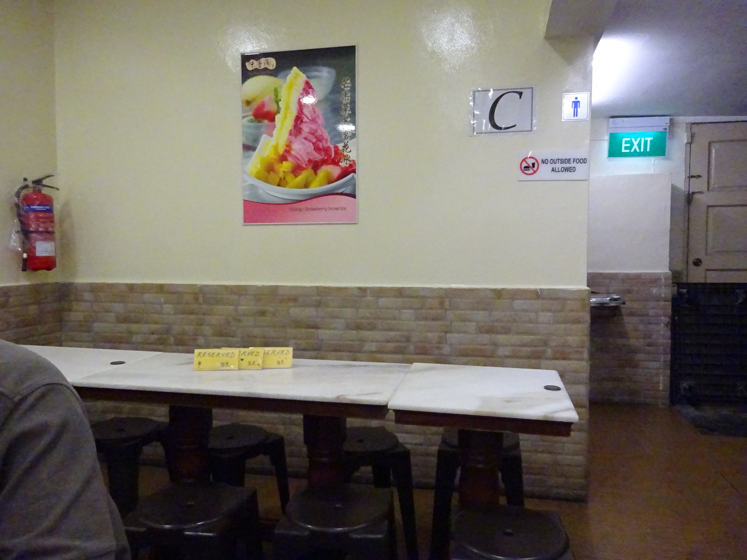 シンガポールの名物スイーツ店「味香園甜品(Mei Heong Yuen Dessert)」の予約席のテーブル