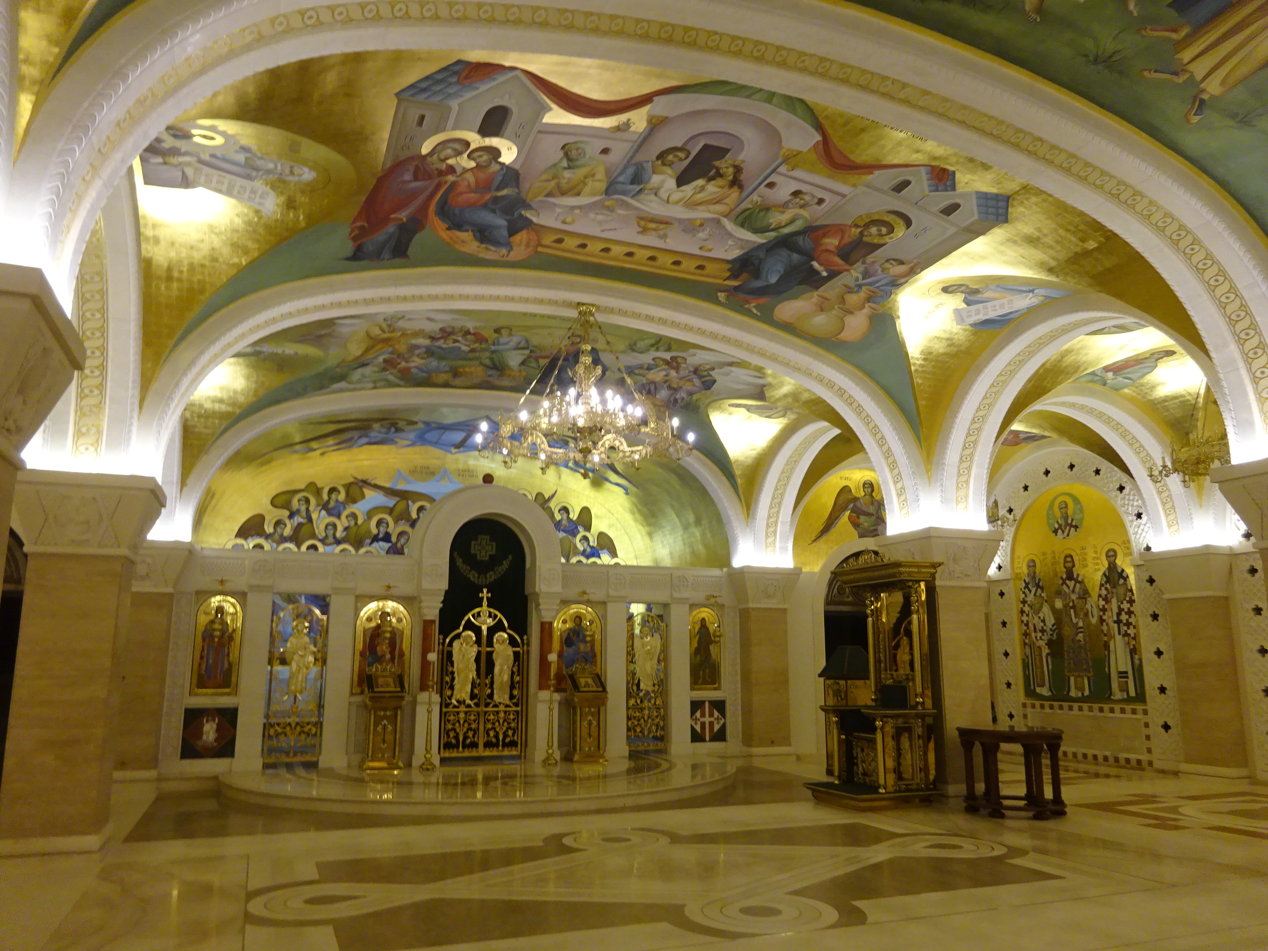 ベオグラードの観光ではかかせない「聖サヴァ大聖堂」の内観