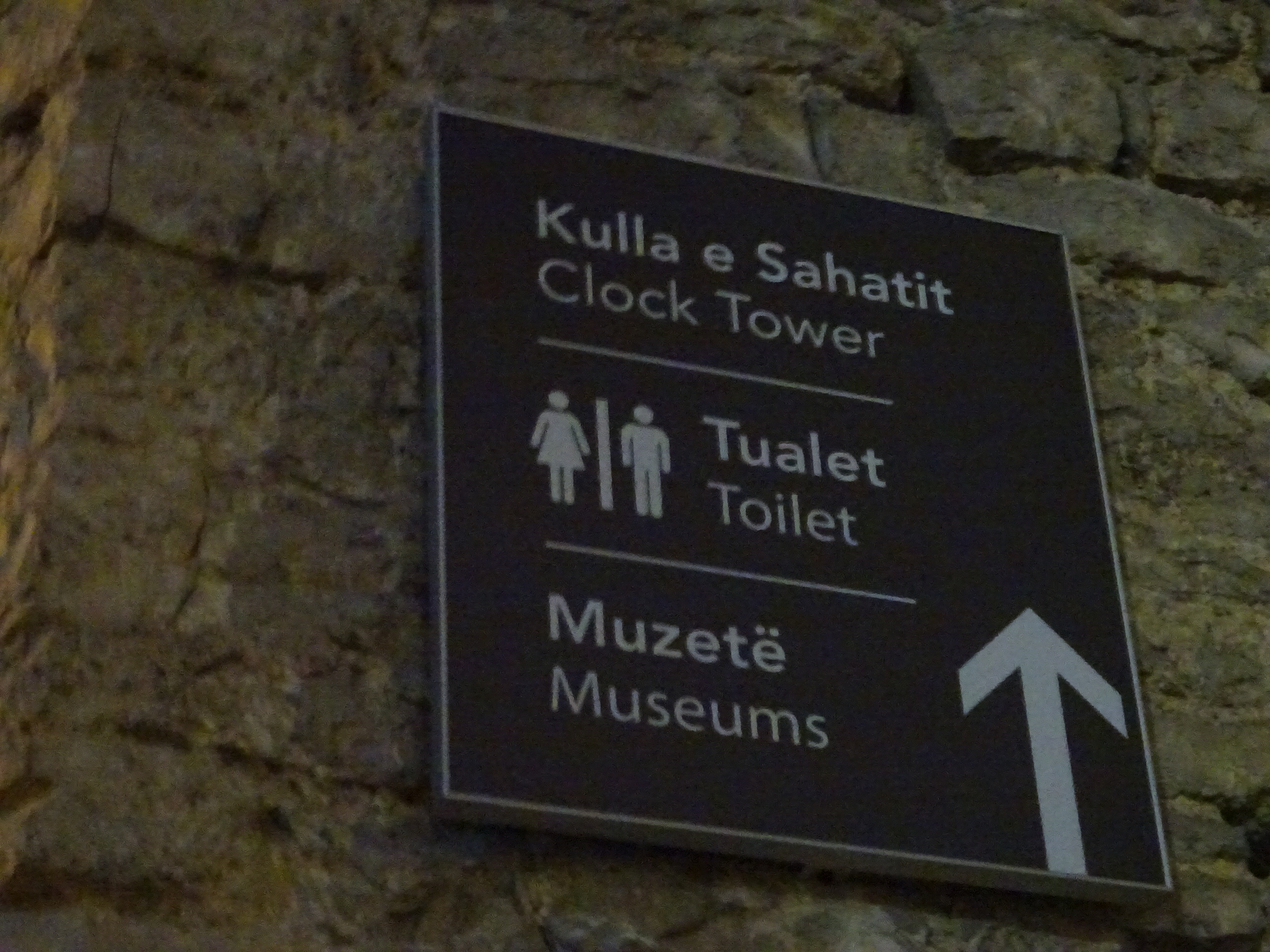 ジロカストラ城の中のトイレの場所をさす看板