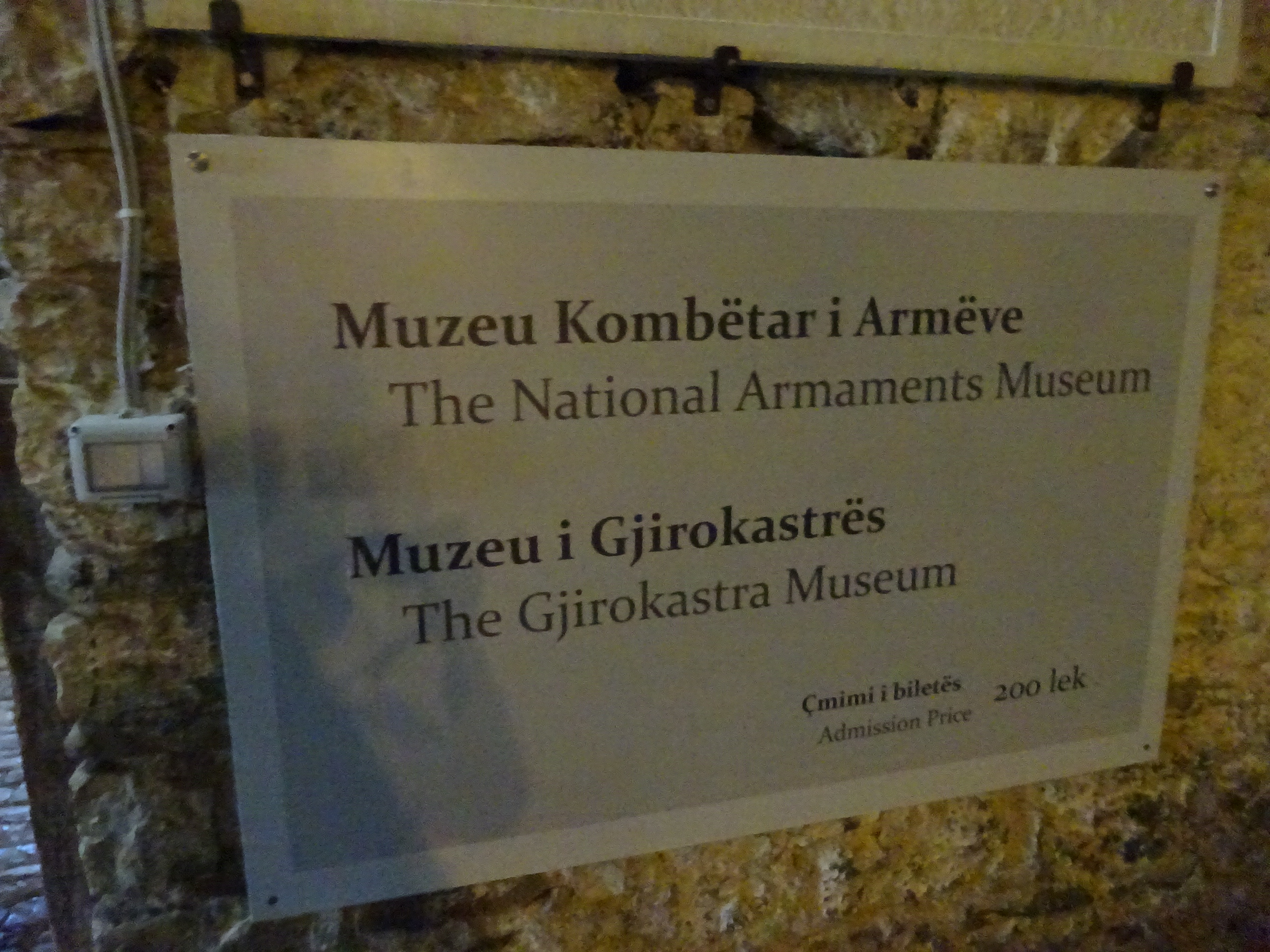 ジロカストラ城の中にある博物館の看板