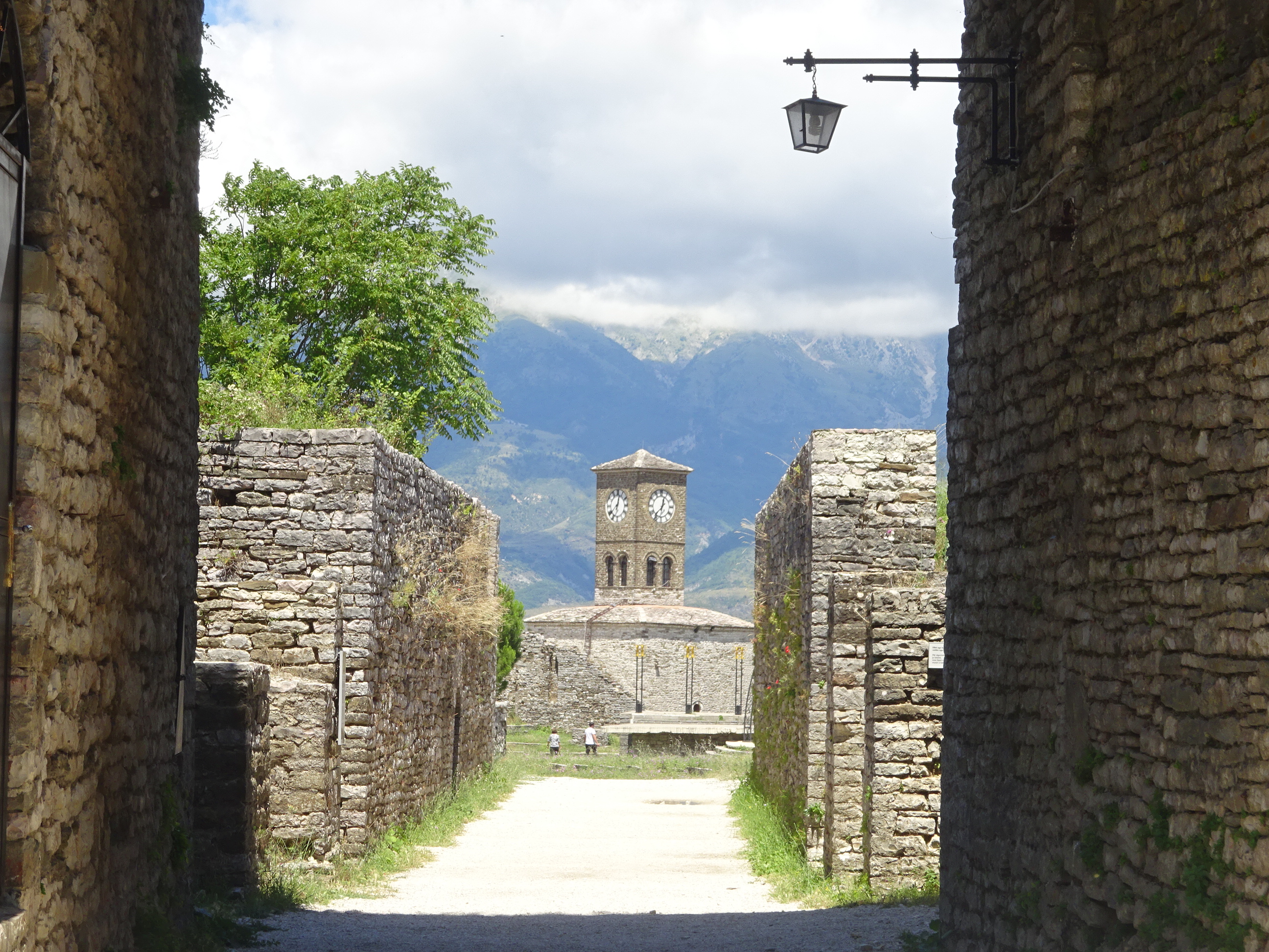 アルバニアの観光【ジロカストラ城の時計塔】