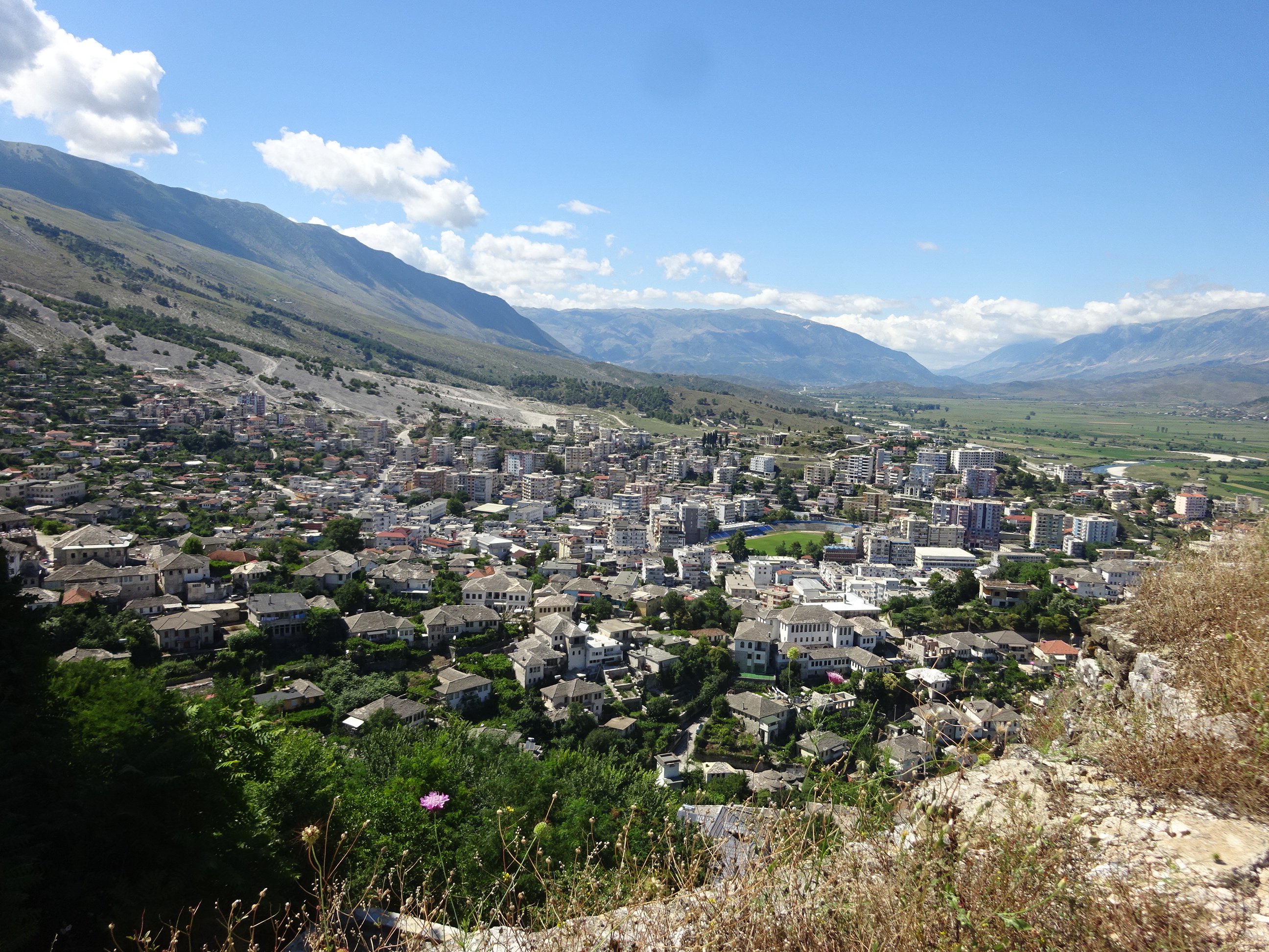 大好きなアルバニアのジロカストラ城からの眺め