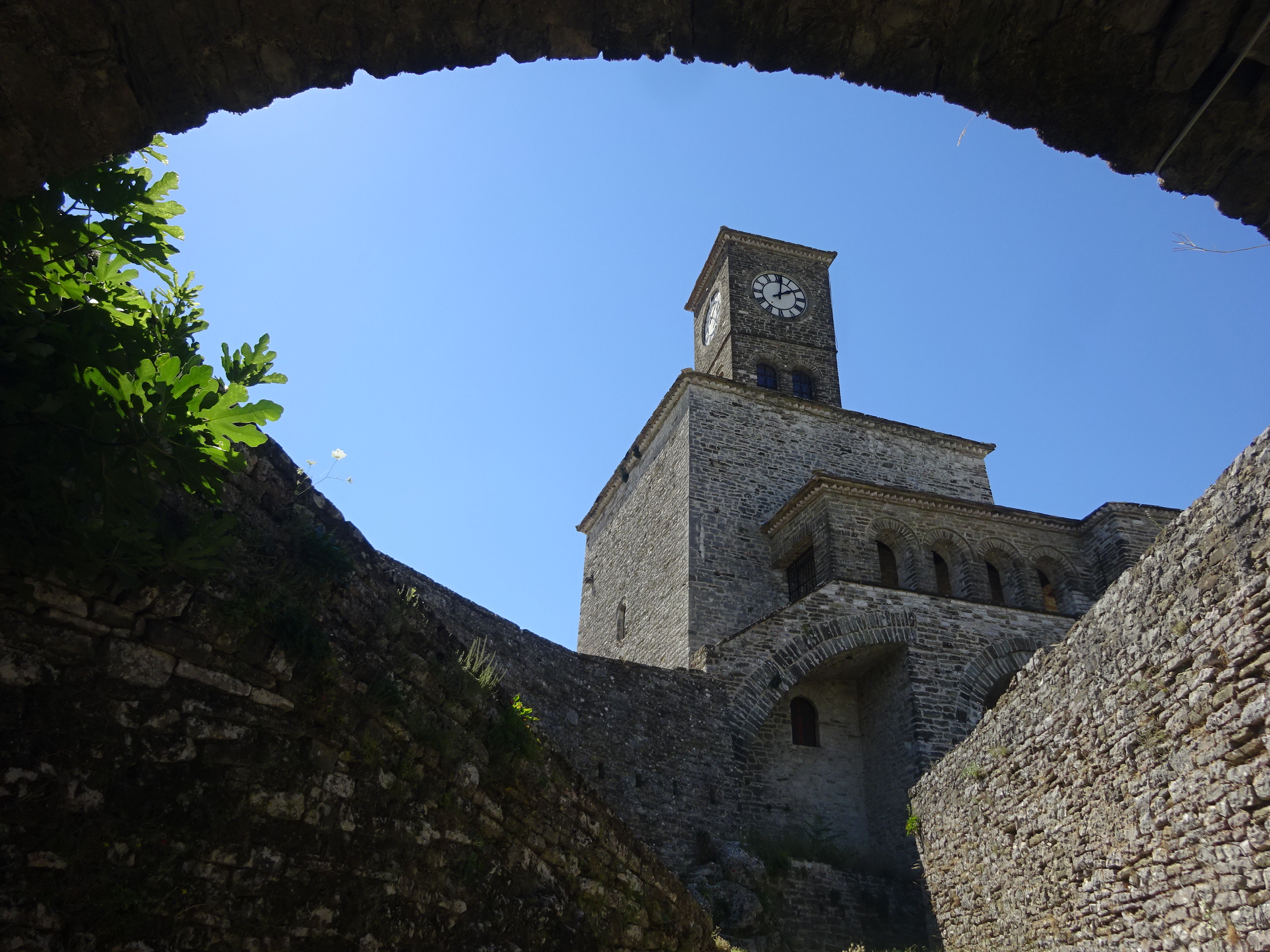 アルバニアの観光【ジロカストラ城の時計塔】