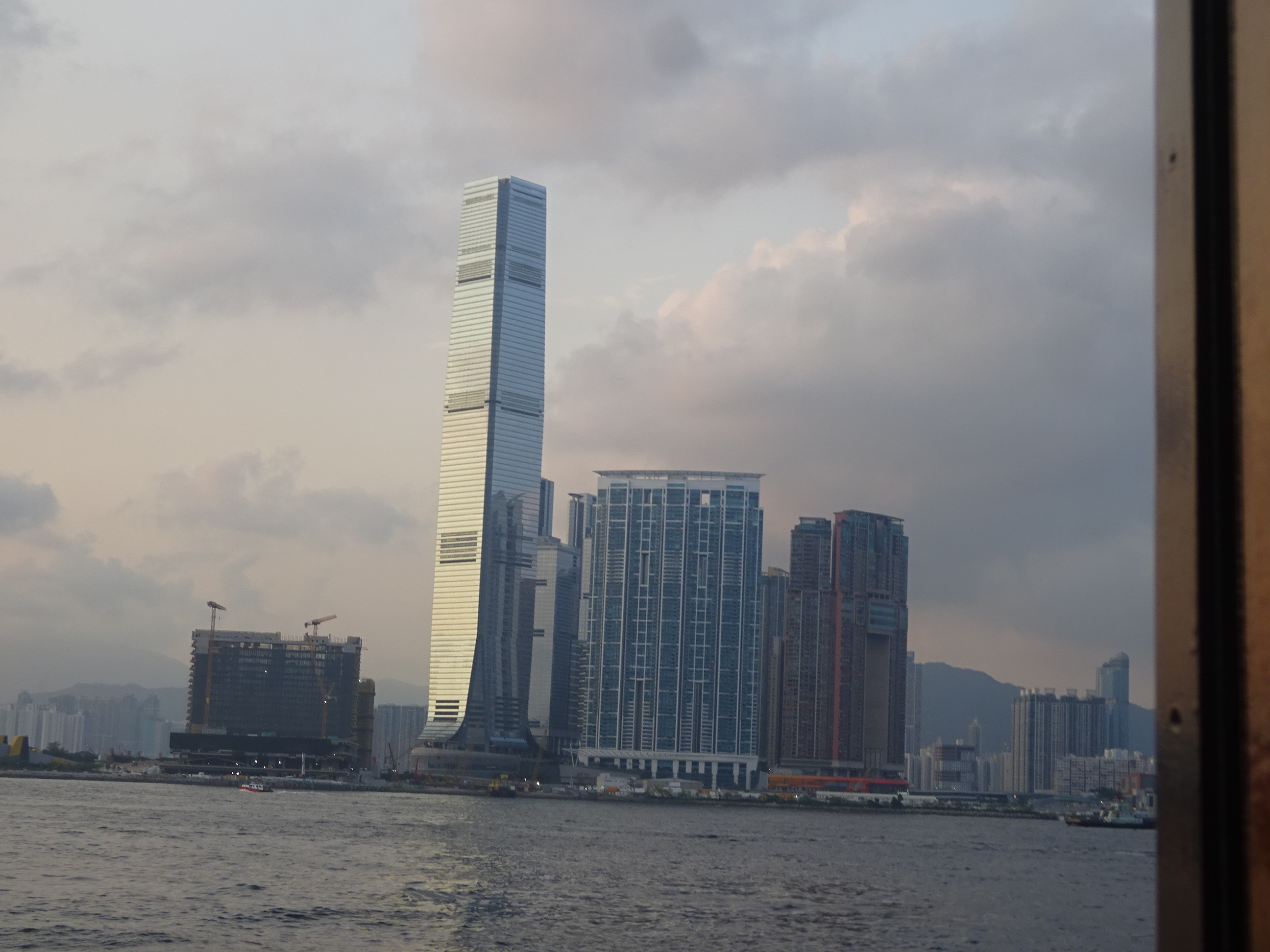 スターフェリー(天星小輪・Star Ferry)からの香港の眺め