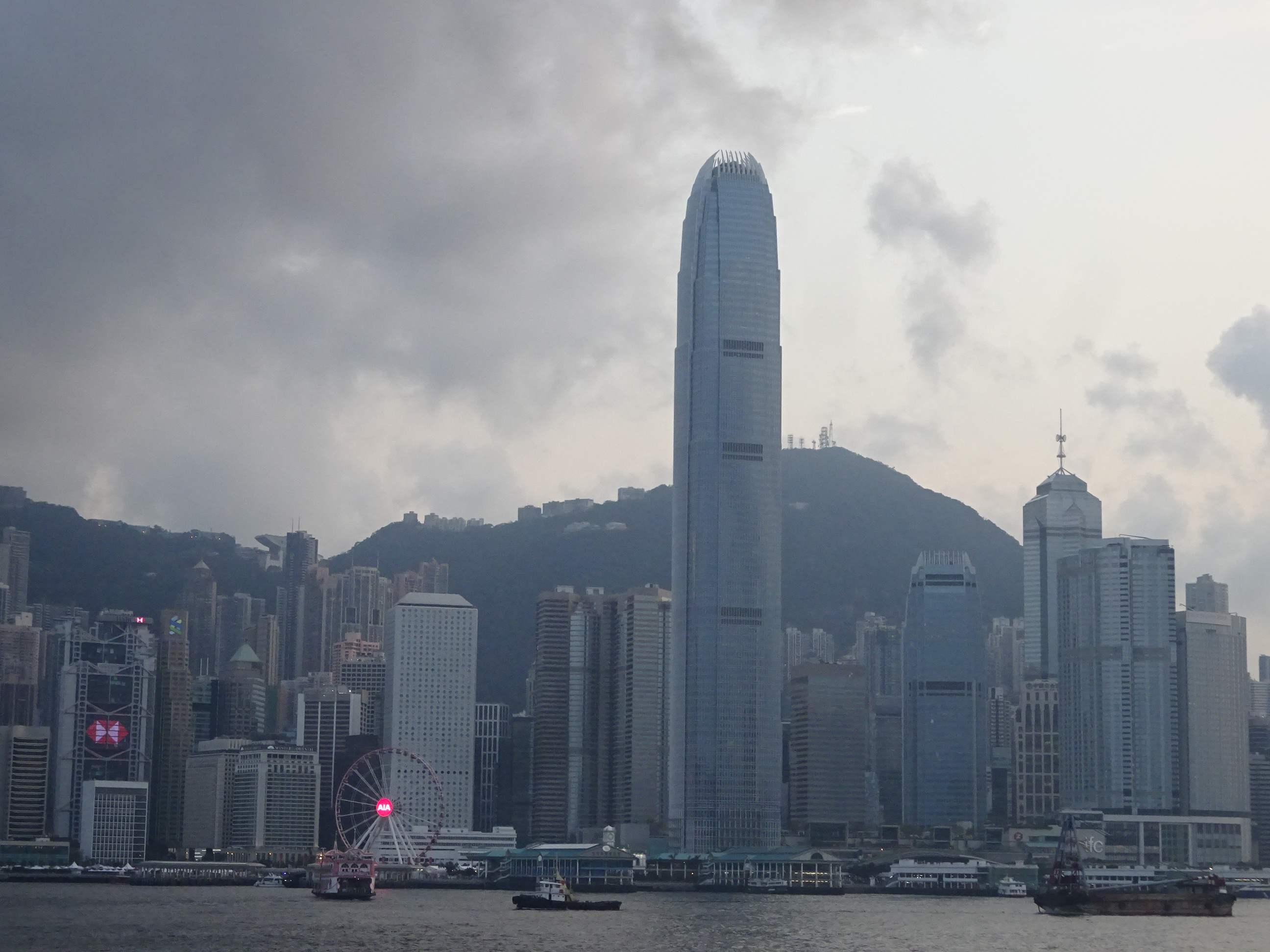 香港らしさ満載のビクトリアハーバーからの眺め