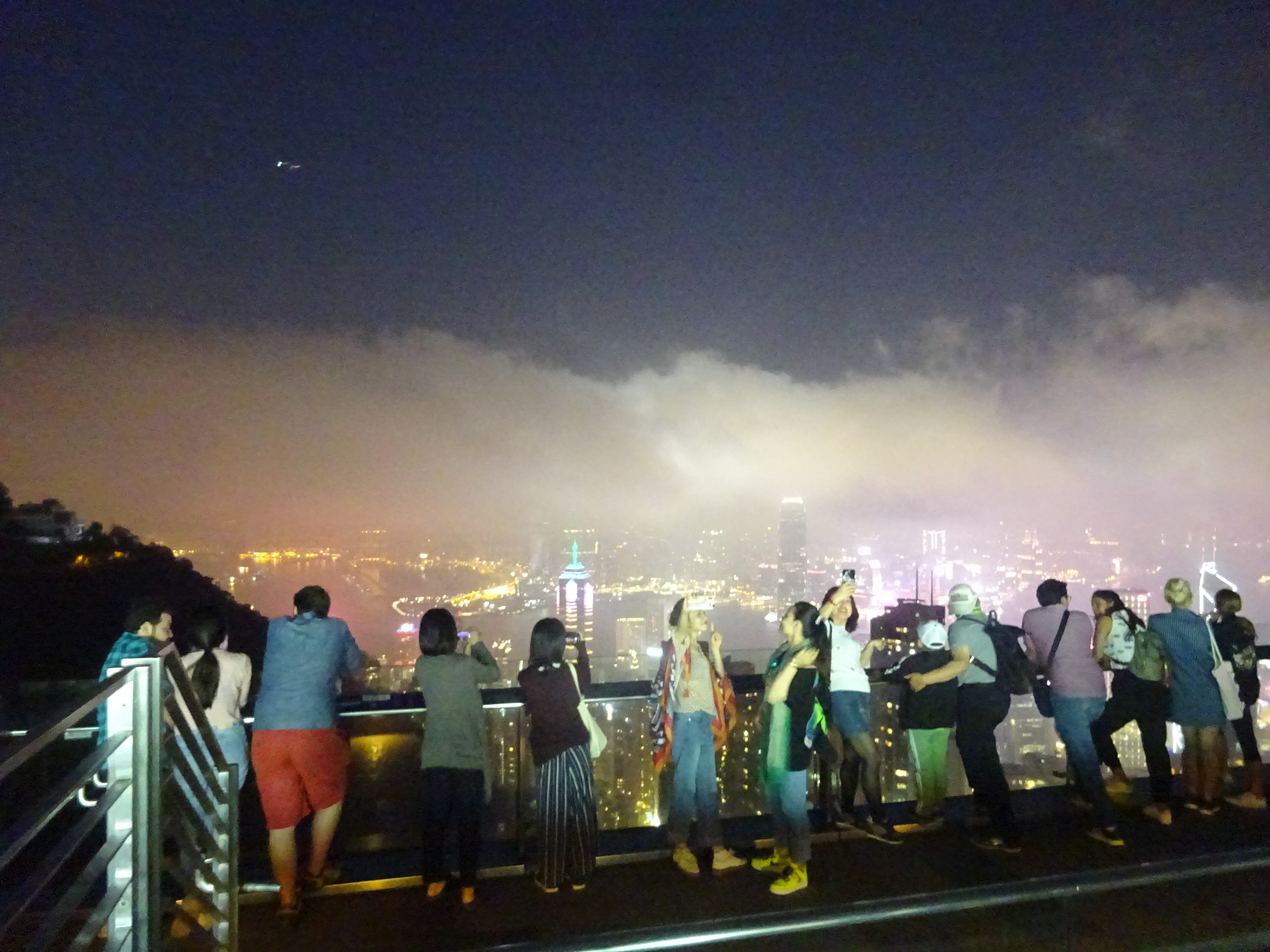 幻想的な雰囲気のビクトリアピークからの香港の夜景