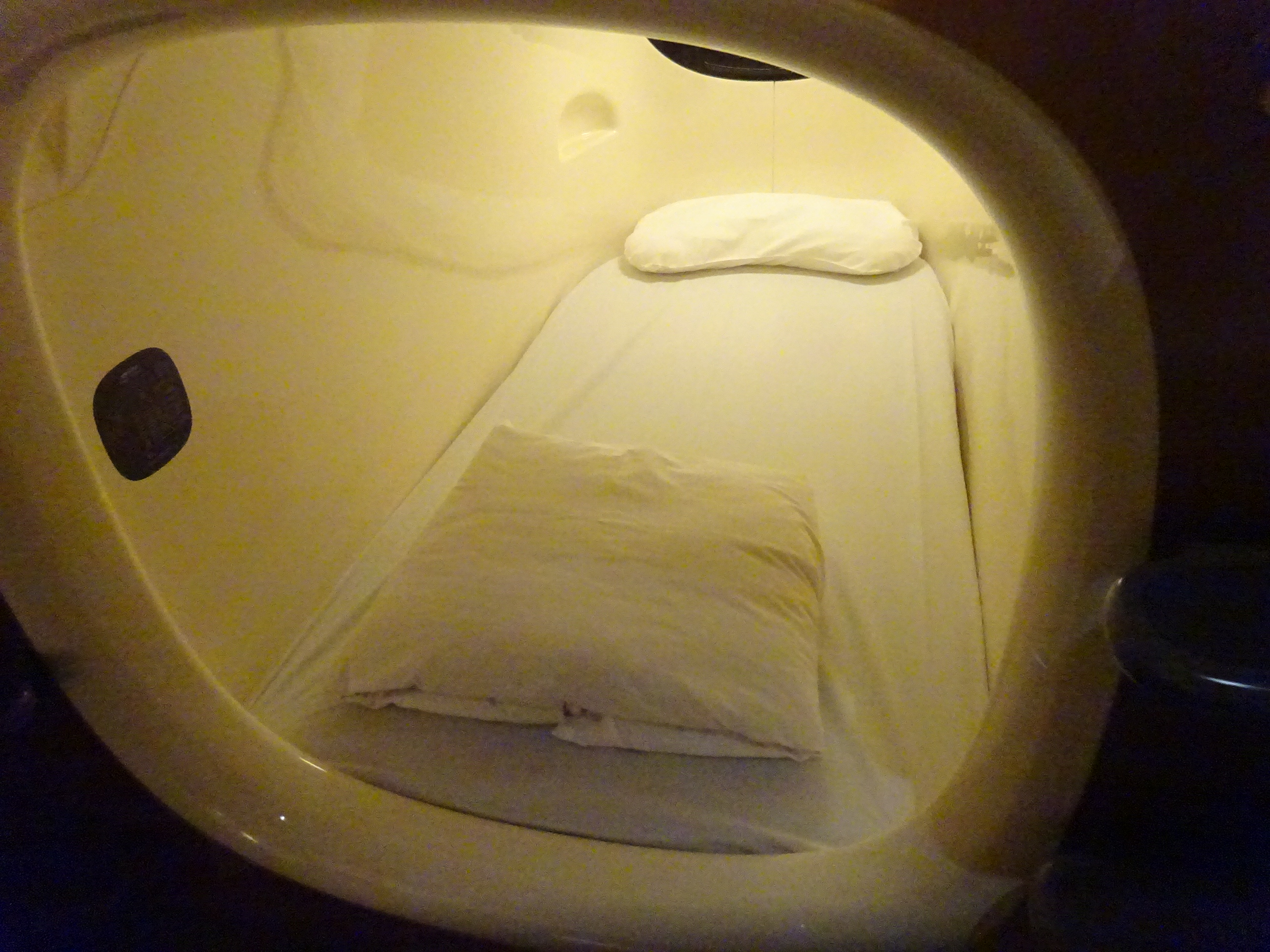 難波のカプセルホテルの女性用ベッド